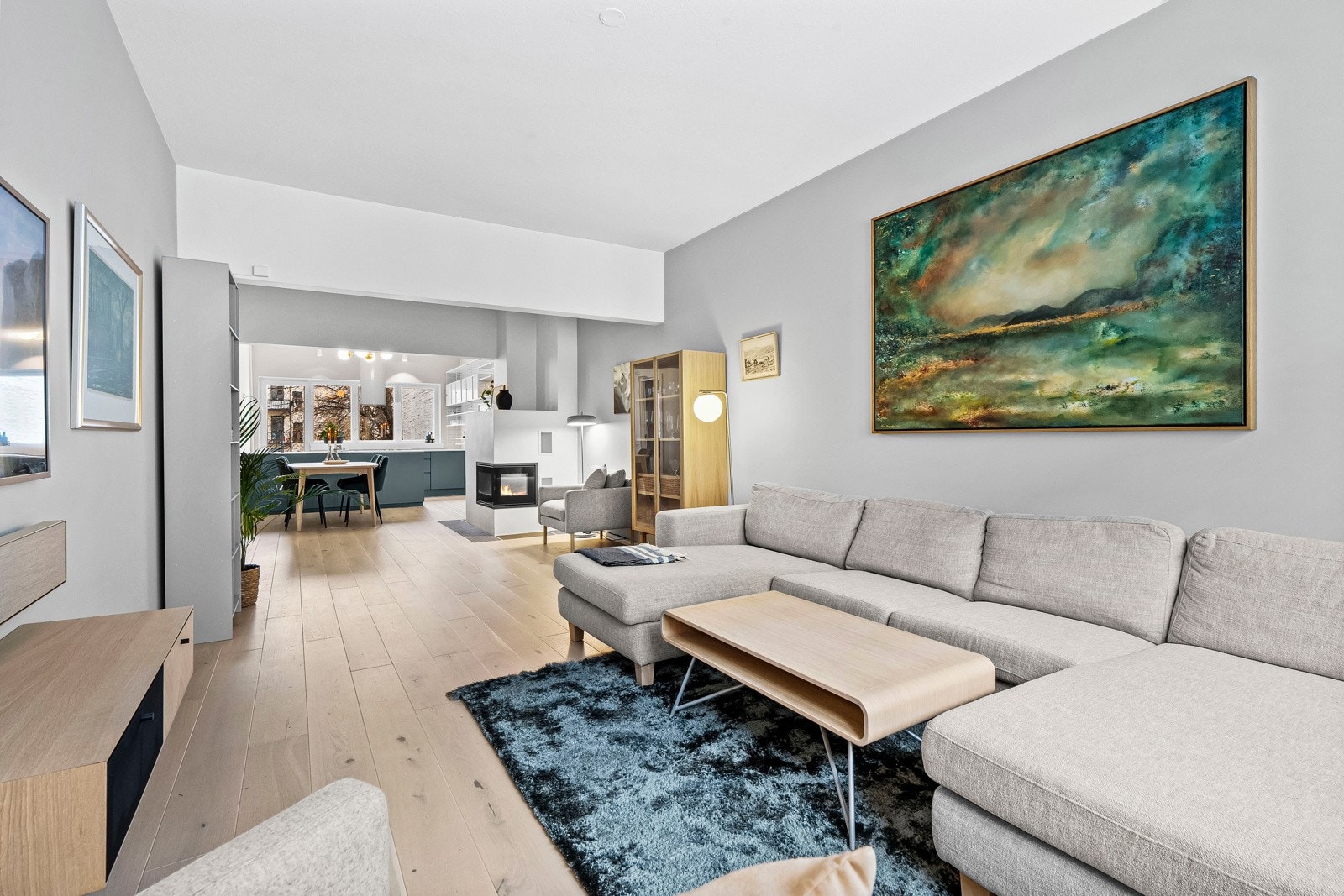 Den åpne forbindelsen til kjøkkenet gir en sosial og praktisk romfølelse, perfekt for både hverdagsliv og gjester. Galleribilde