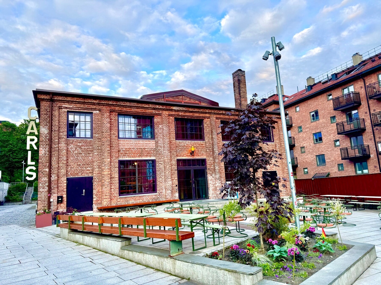 Populære Carls ligger like ved leiligheten. Her arrangeres det en rekke sport- og kulturtilbud; visning av fotballkamper, konserter, foredrag, liveinnspilling av podcaster, vinsmaking, pub-kor, bruktmarked + veldig mye mer. Carls har også en kafè, restaur Galleribilde