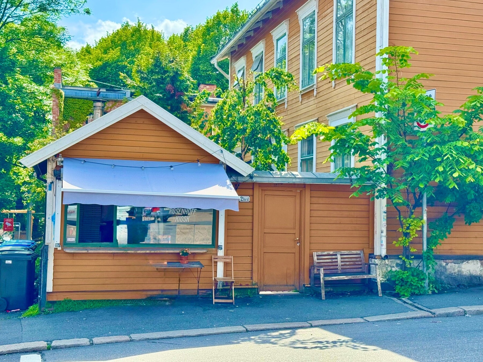 Rosenhoff kiosken selger ekte italiensk pizza fra et sjarmerende, lite gult trehus. Galleribilde