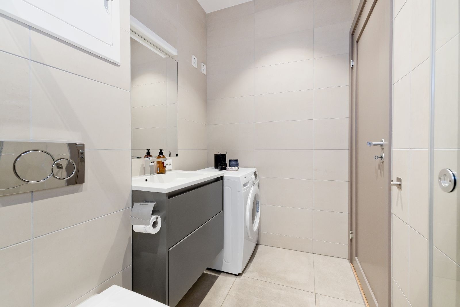 Lyst og fint bad med varmekabler Galleribilde