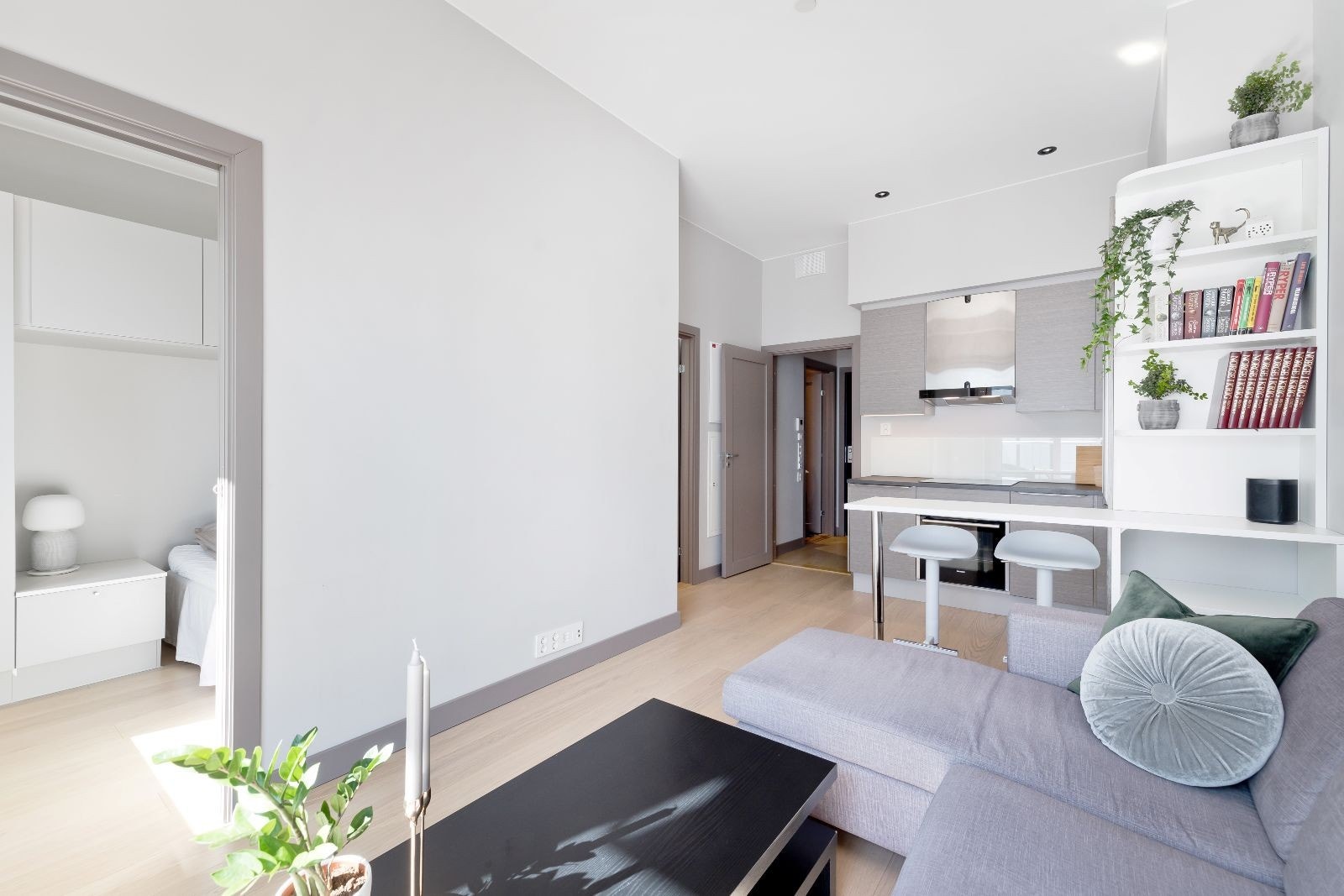 Lys og romslig stue med plass til sofakrok Galleribilde