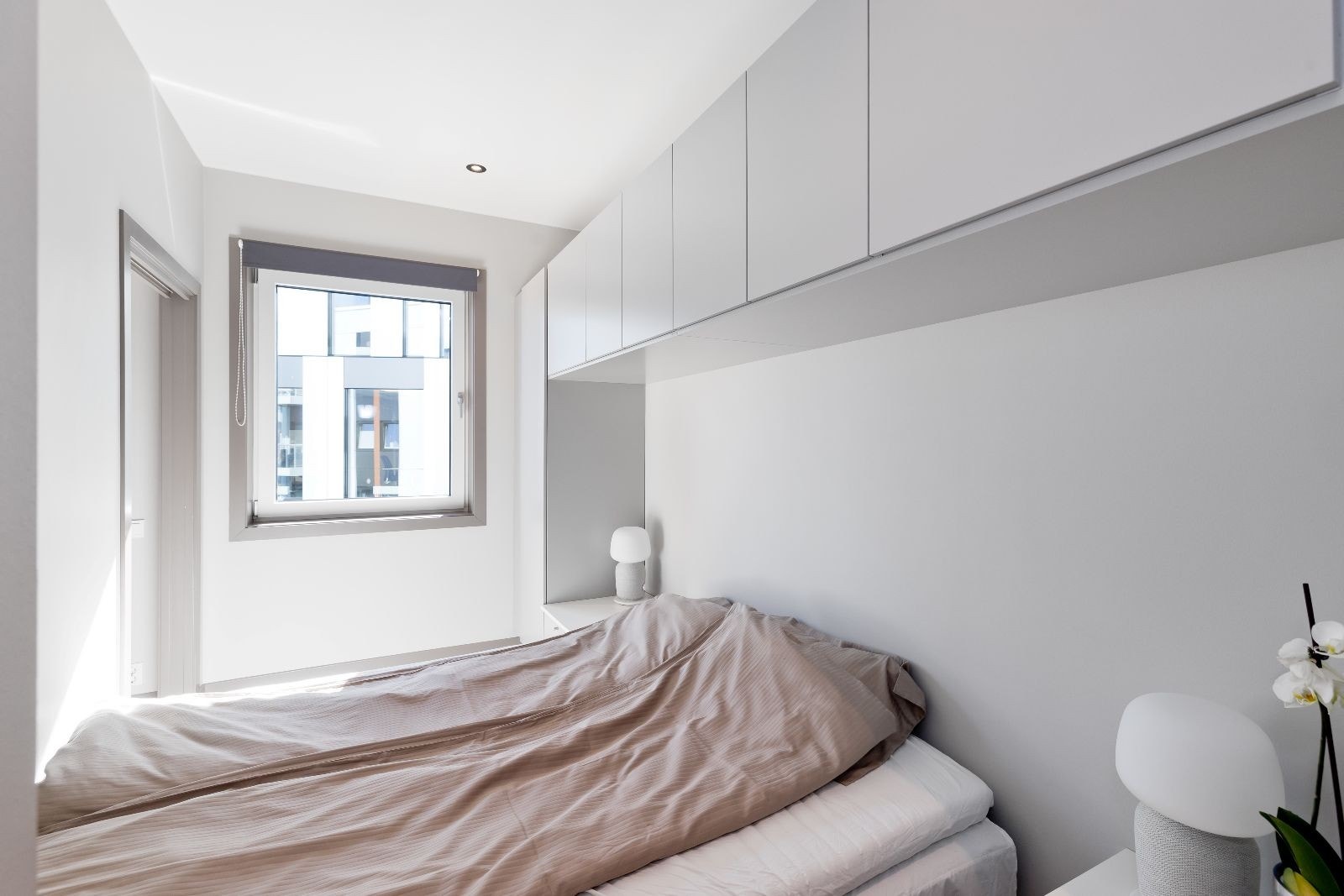 Stort soverom med god skapplass Galleribilde