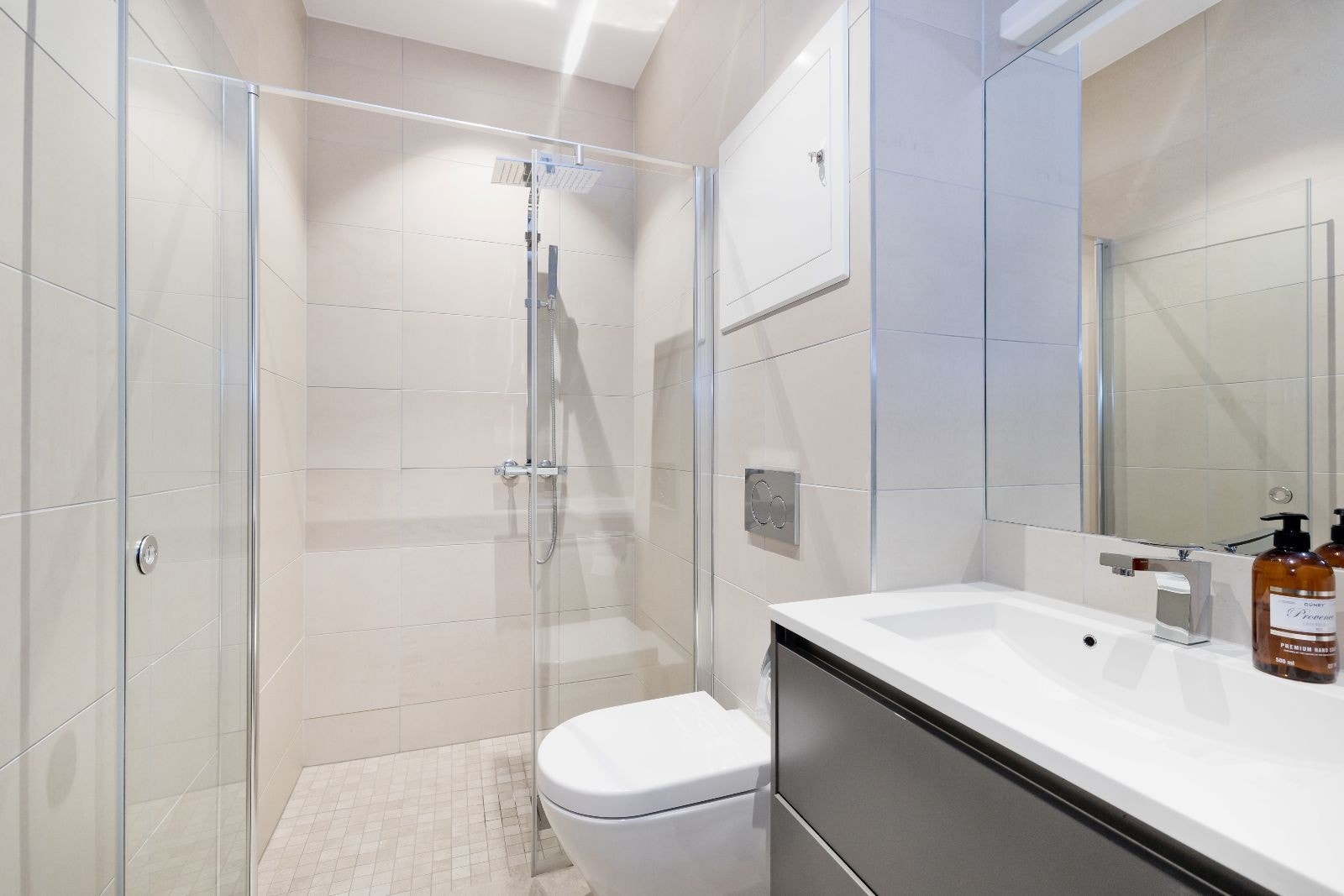 Flislagt bad og stort dusjhjørne Galleribilde