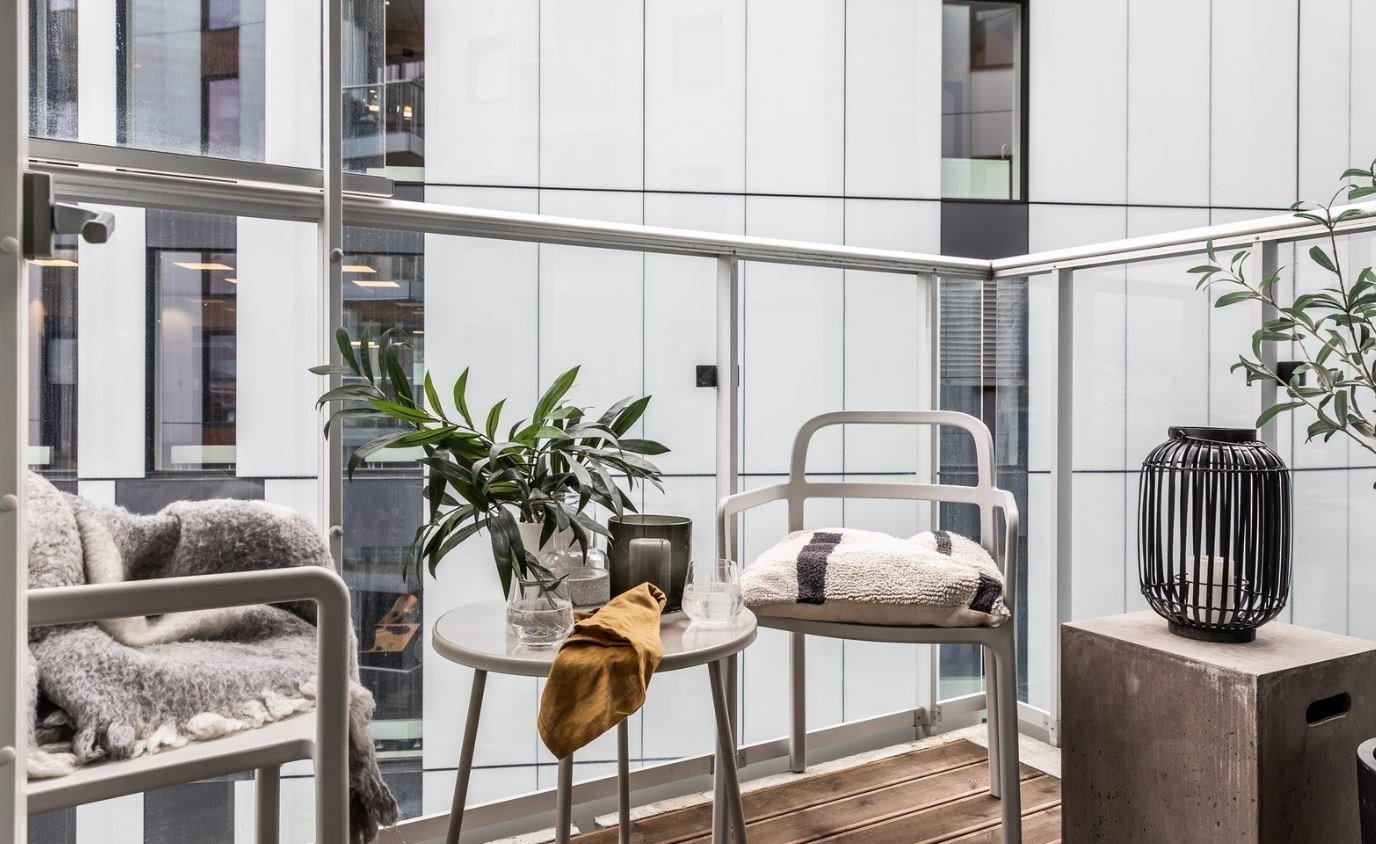 Balkong som kan være innglasset eller åpen Galleribilde