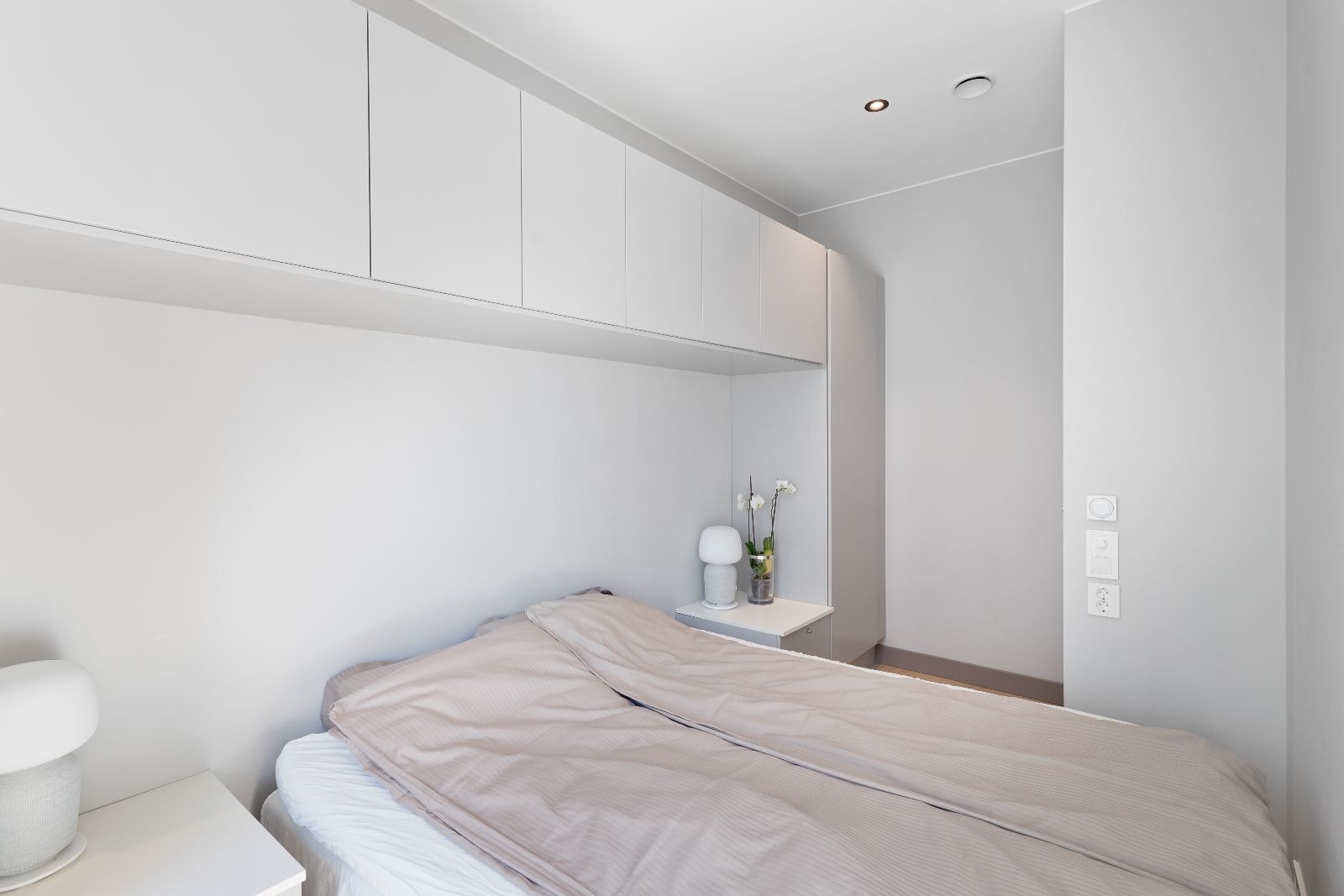 Soverom med to dører til stue Galleribilde