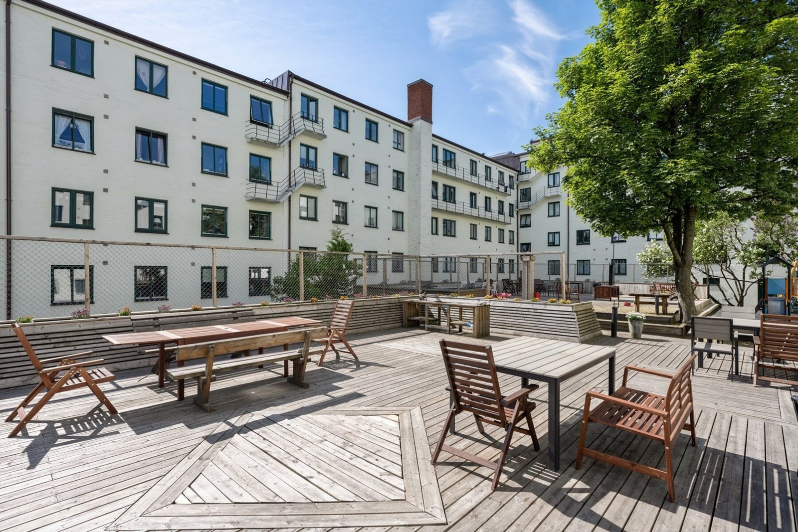 Solrik bakgård for beboerne Galleribilde