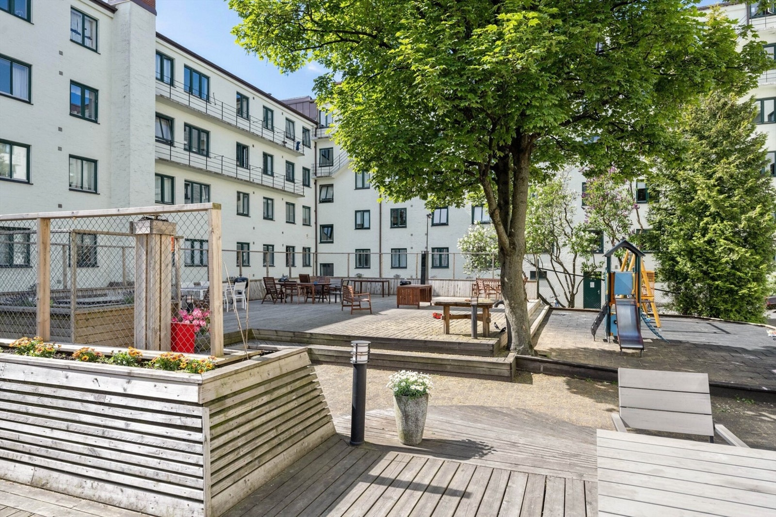 Store og pent opparbeidede fellesarealer i indre gårdsrom m/ felles gassgrill og møblement Galleribilde