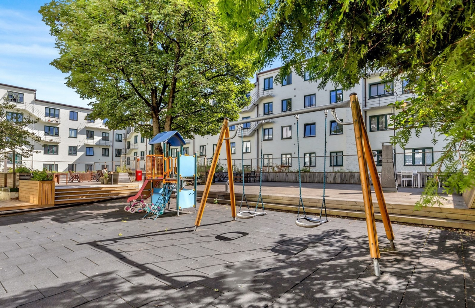 Lekearealer, sittegrupper og solsenger i bakgården Galleribilde