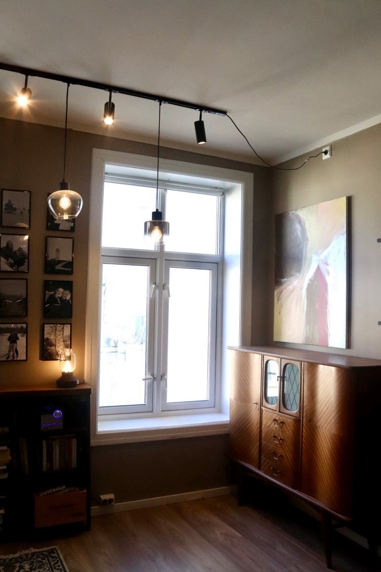 Store vindusflater gir godt med naturlig lys. Galleribilde