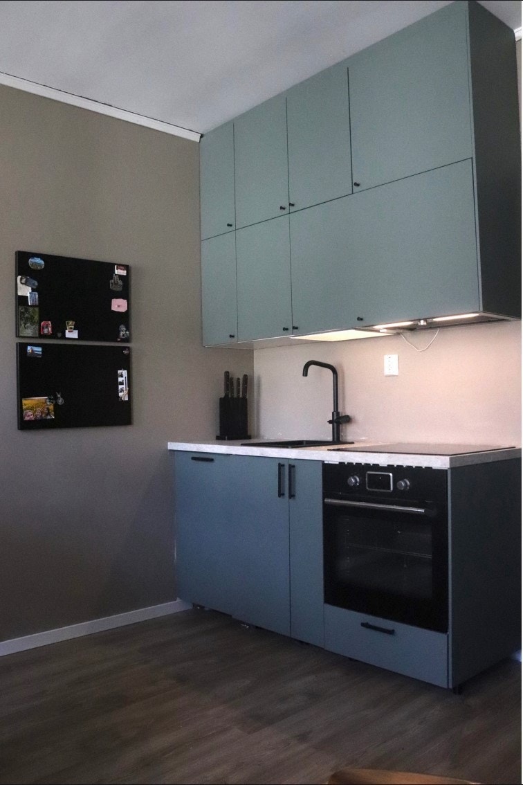 Kjøkkenet har integrerte hvitevarer og god skapplass. Galleribilde