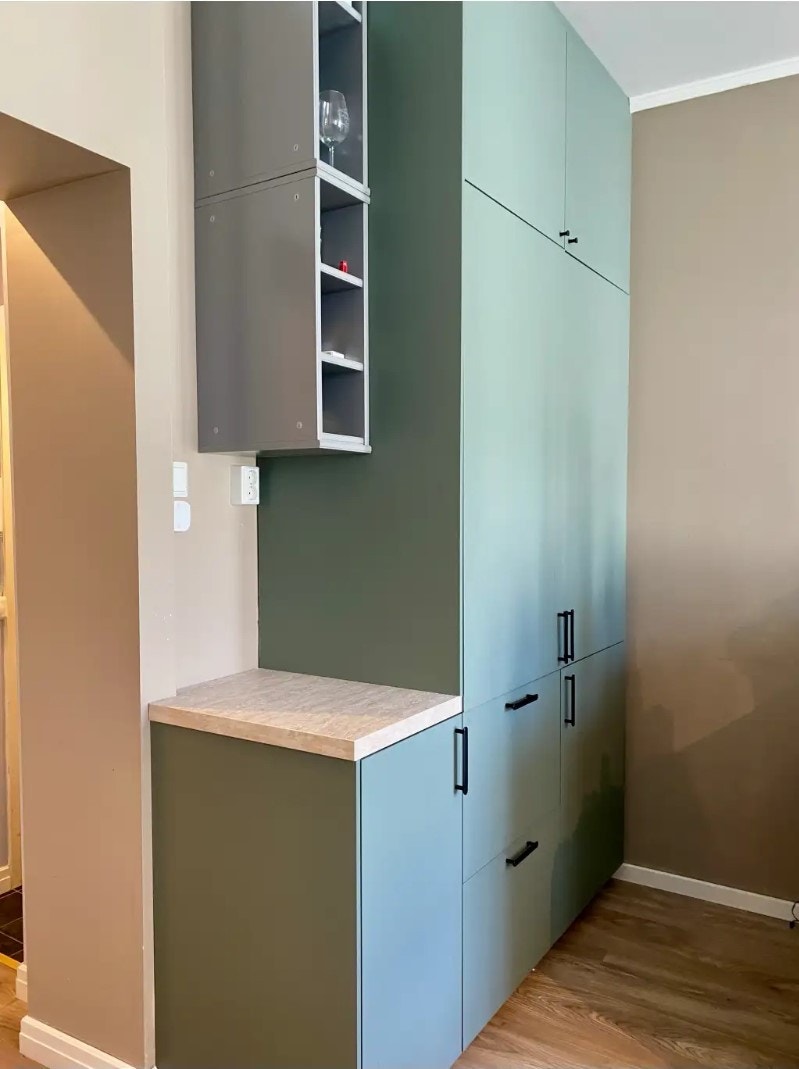 Leiligheten har en åpen løsning mellom stue og kjøkken. Galleribilde