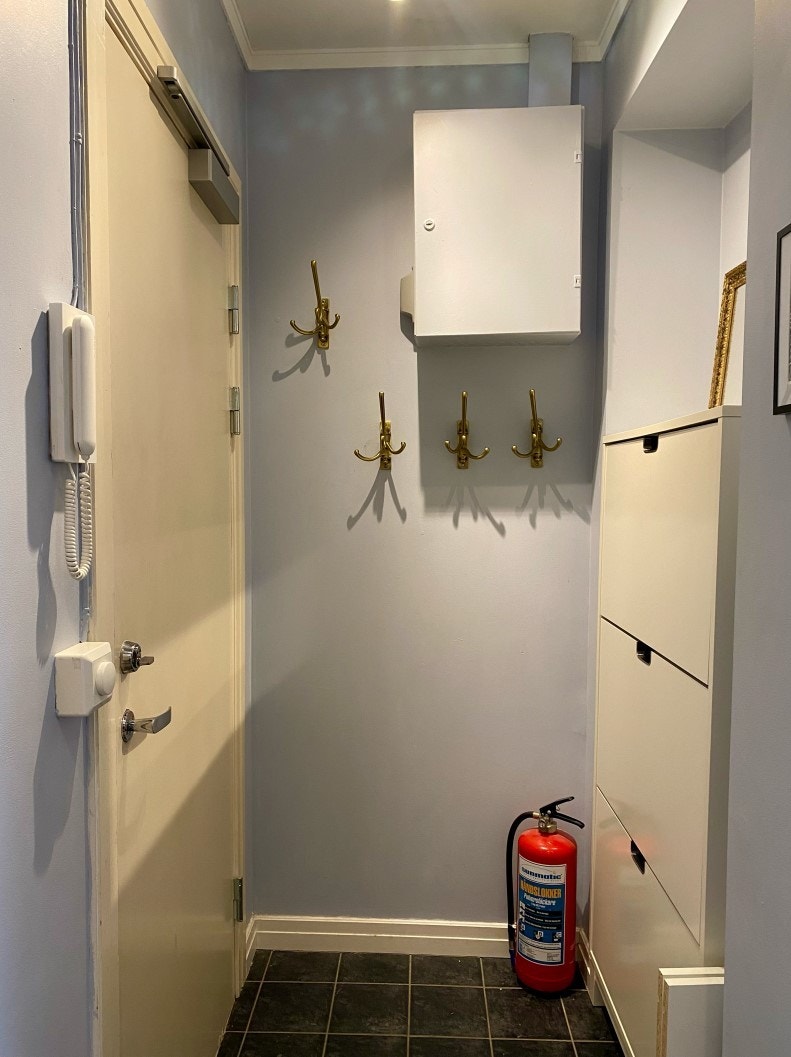 Praktisk entré med oppbevaringsmuligheter. Galleribilde