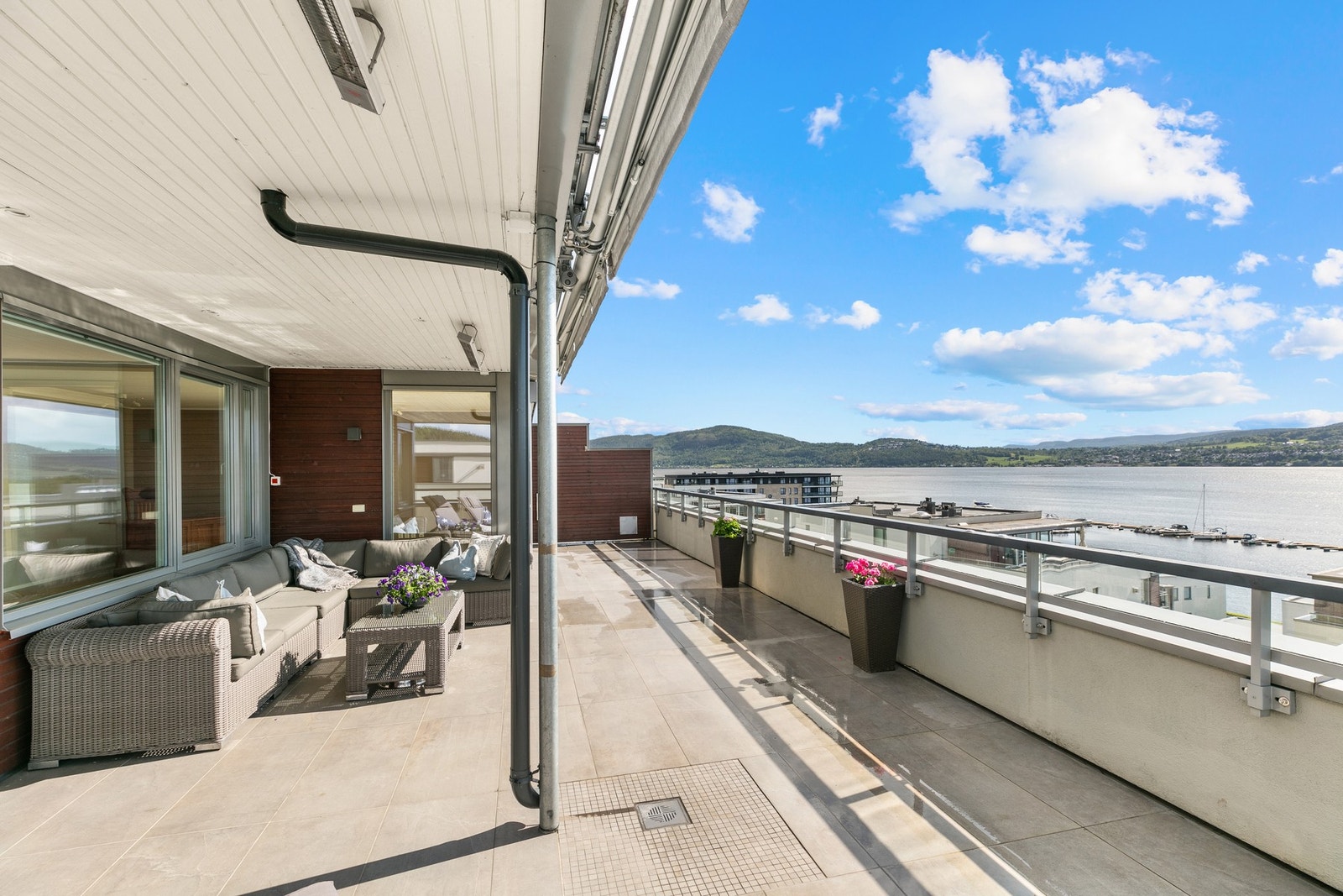 Det er montert markiser, terrassevarmere og belysning i tilknytting til terrassen Galleribilde