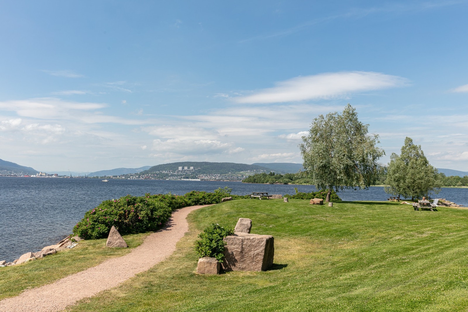 Det er etablert hyggelige sosiale møteplasser med utsikt til fjorden Galleribilde