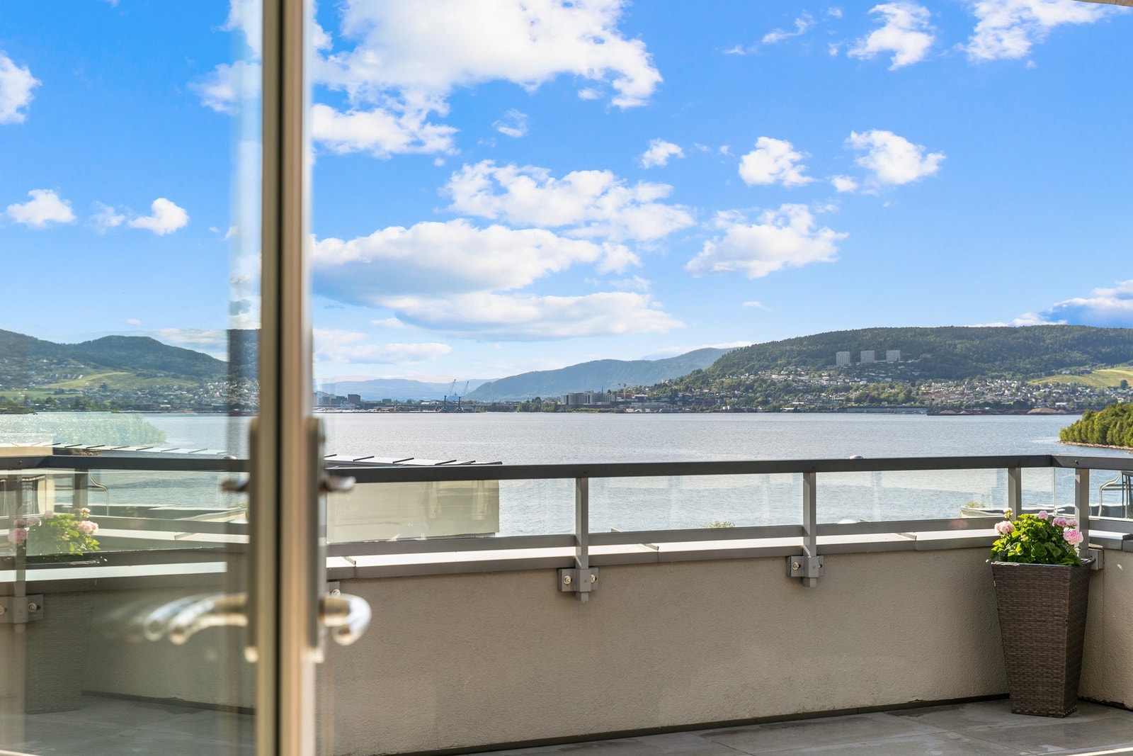 Stuen har utgang til en overbygget takterrasse på ca 60 m2 Galleribilde