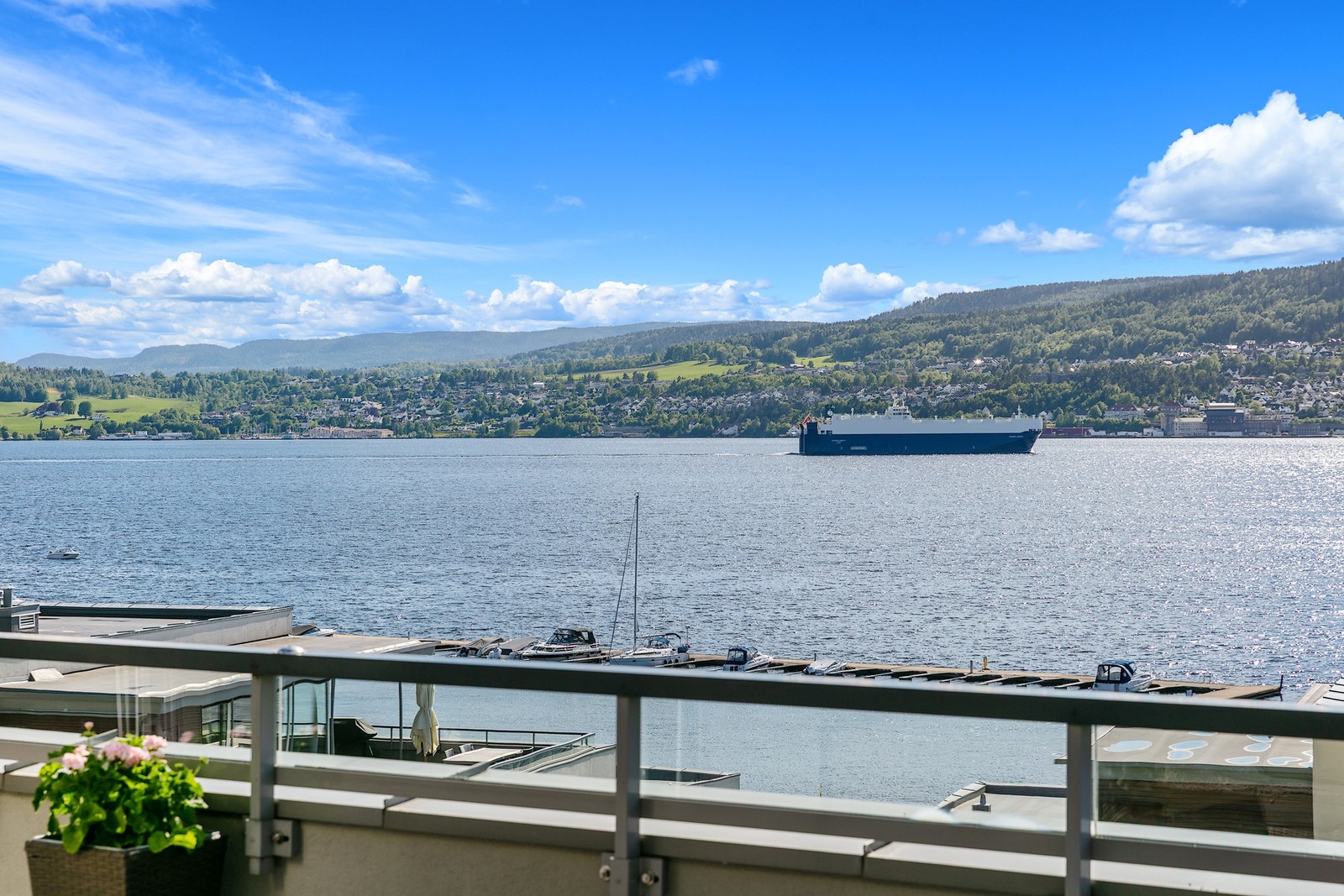 Fra stue og takterrasse er det upåklagelig utsikt til båttrafikken på fjorden Galleribilde
