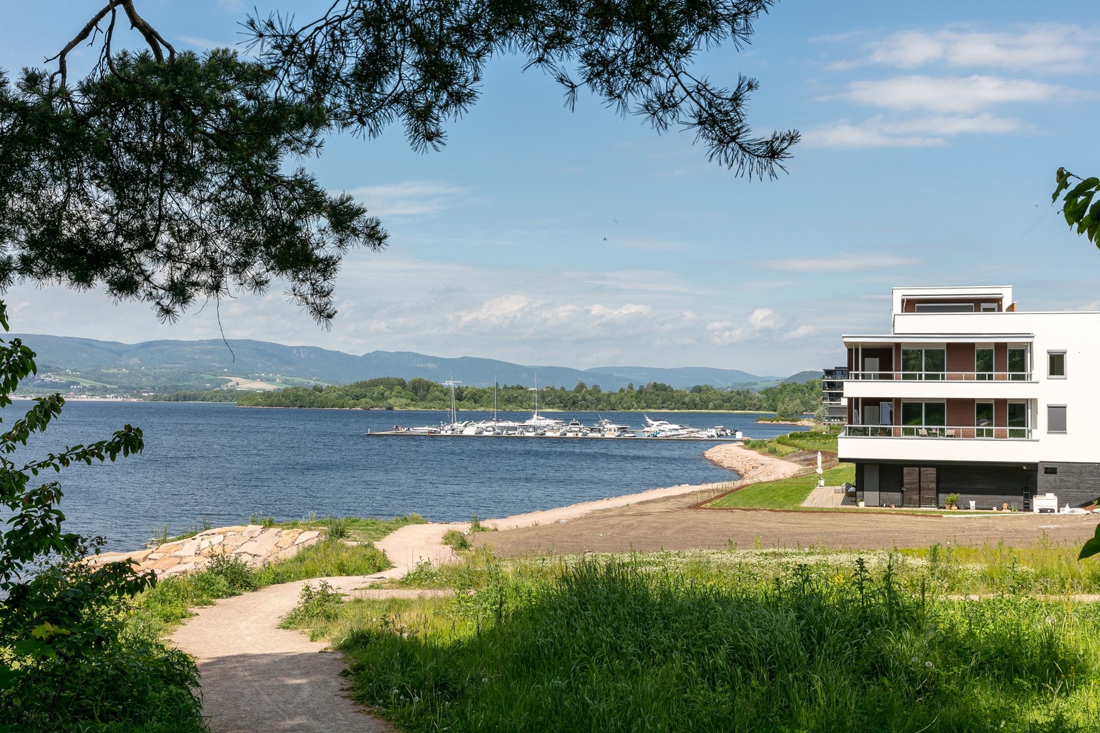 Det er få meter til bademuligheter ved Engersand strand, og enkel tilgang til Lahellholmen og badeviken ved Hyggen Galleribilde