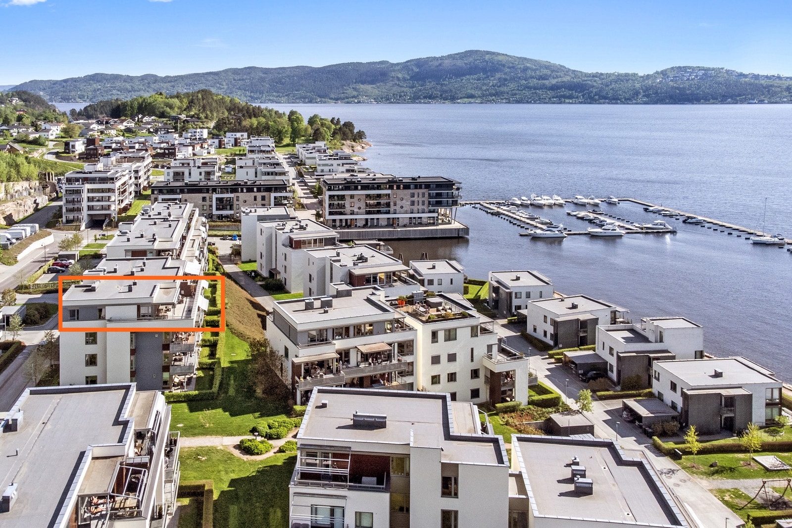 Privatmegleren Bærum ønsker velkommen til denne toppleiligheten med unik beliggenhet i fjordidyllen ved Engersand Havn Galleribilde
