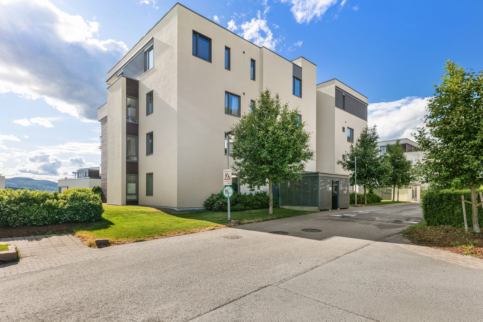 Leiligheten i 4. etasje inngår i et moderne boligbygg fra 2011. Med leiligheten følger garasjeplass og 2 kjellerboder Galleribilde
