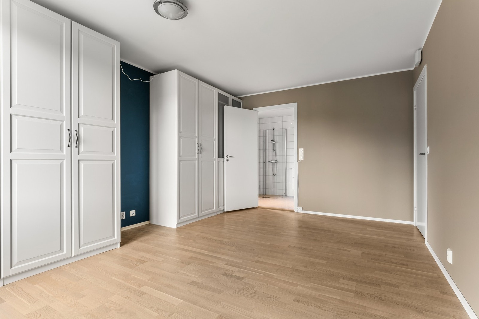Hovedsoverom er utstyrt med en stor garderobeskapsrekke Galleribilde