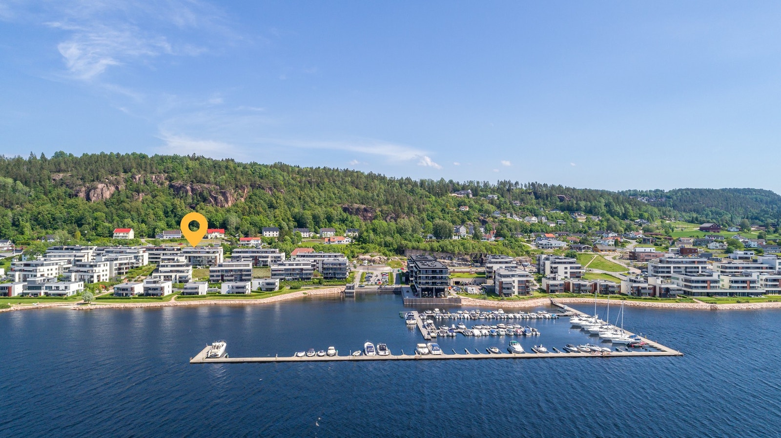 Ved Engersand Havn lever du midt i en fjordidyll med badestrand, strandpromenade og båthavn Galleribilde