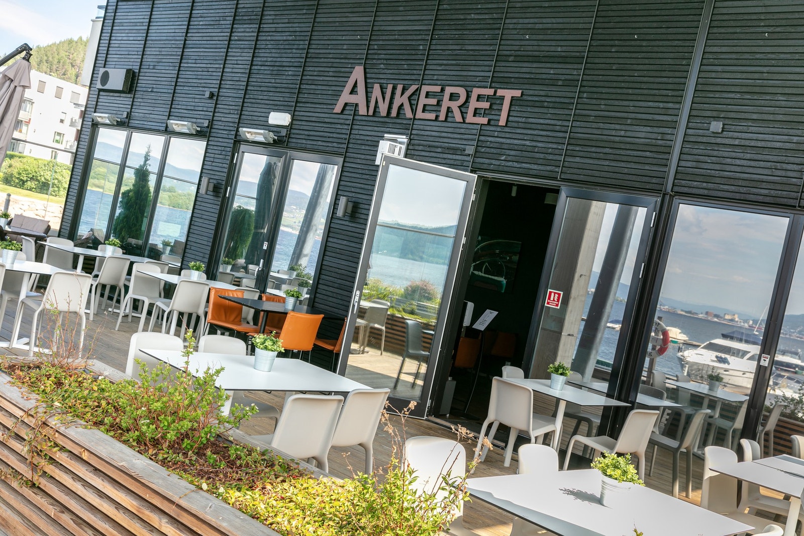 Ankeret restaurant har populær uteservering helt ute på bryggekanten,
Kun 9 minutters kjørevei til CC Drammen og handlegatene innenfor Galleribilde