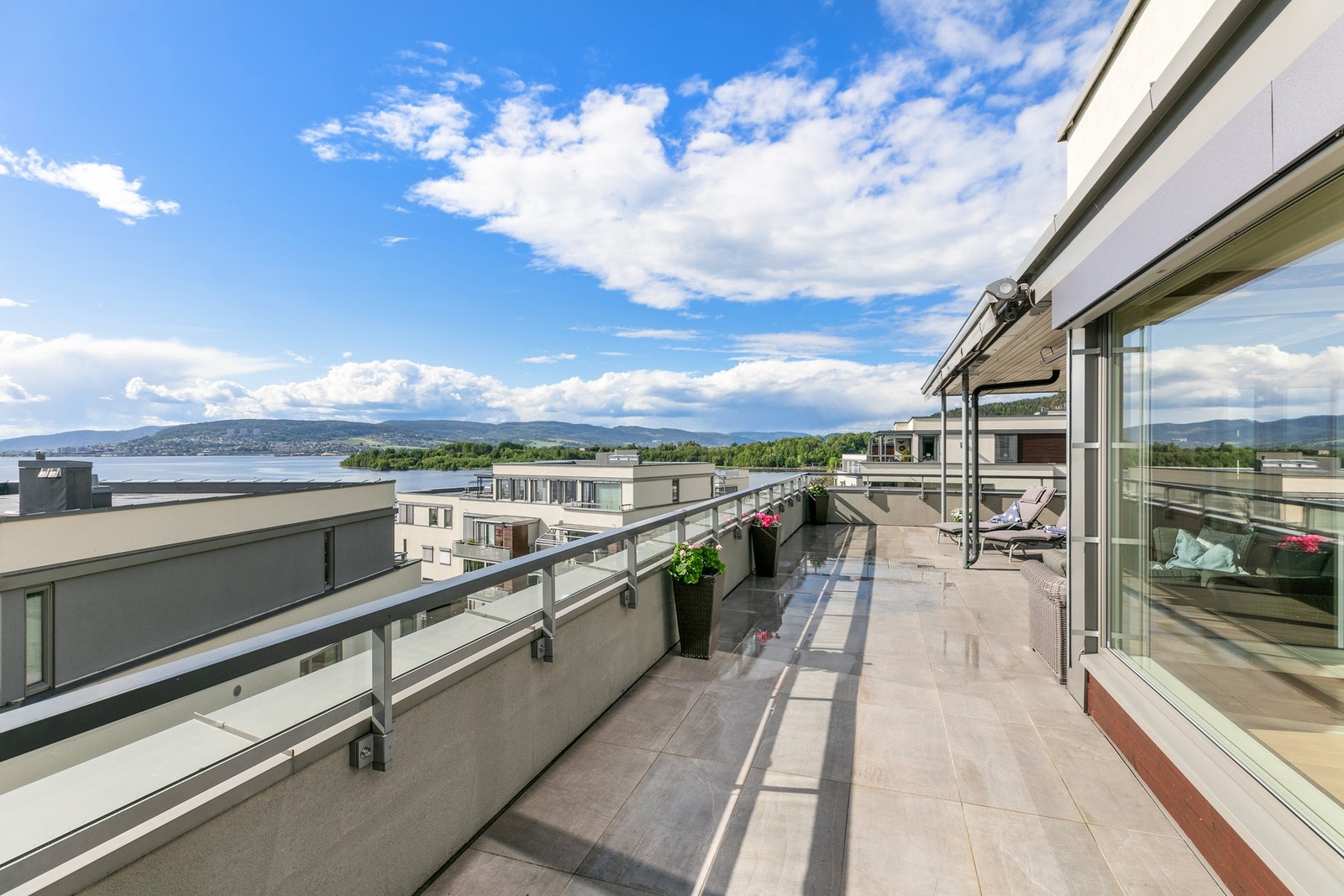 Vestvendt delvis overbygget takterrasse gir rom for flere soner Galleribilde