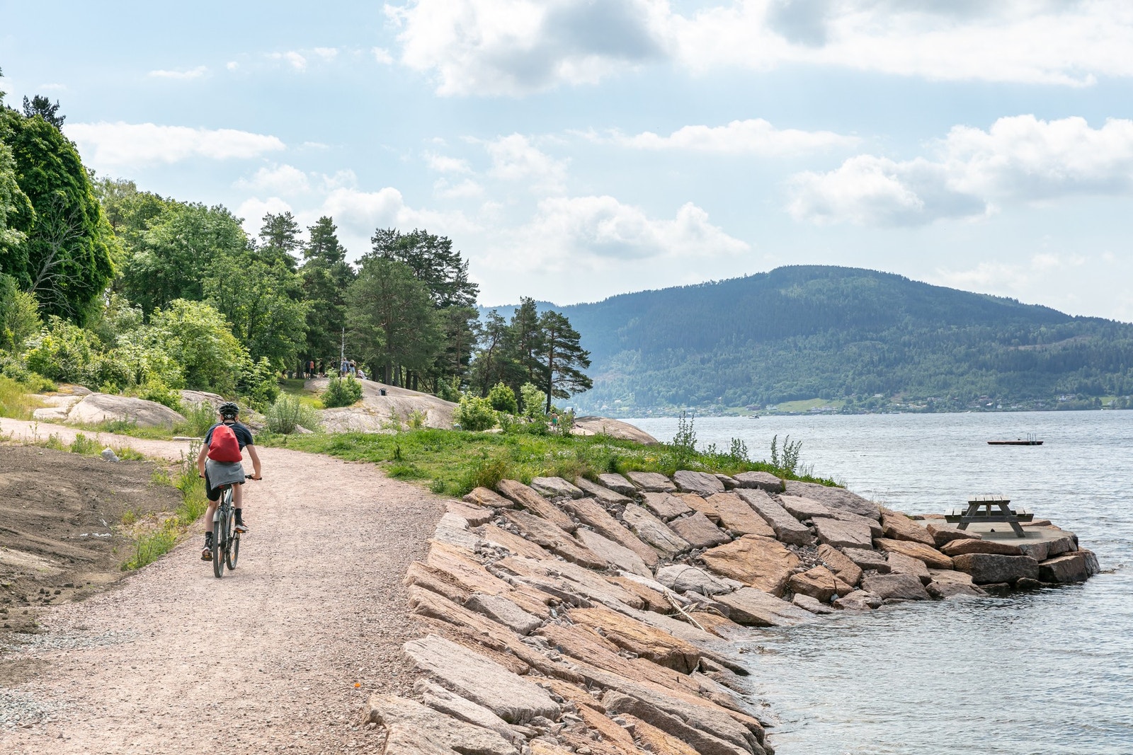 Det er strandpromenade rett utenfor døren, og kort vei til Gullaugkleiva med tilgang til badevann og løyper i marka Galleribilde