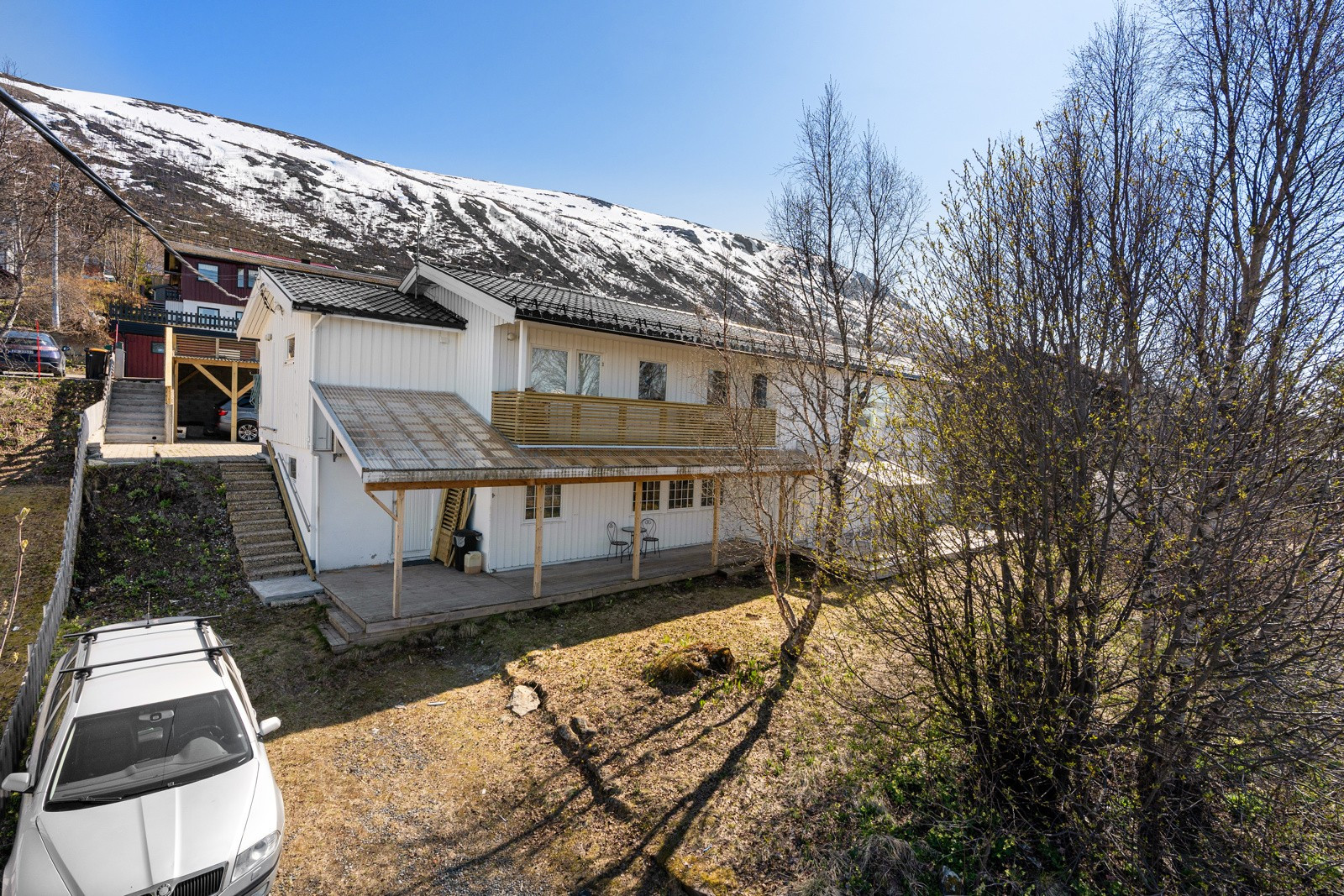Hagen er fellesareal. Parkering for begge leiligheter i 1.etg er på denne siden av boligen, med adkomst fra Evjenvegen.