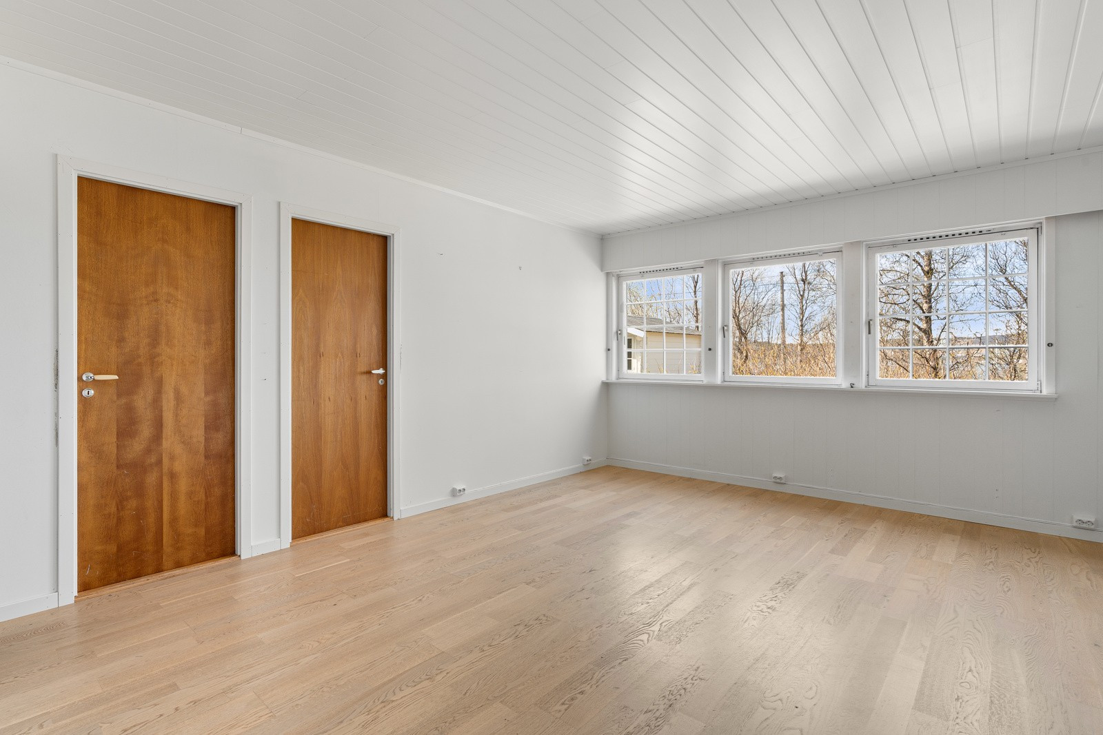 Fine møbleringsmuligheter i stua med plass til sofa, spisestue eller flere sittegrupper, TV-benk og tilhørende møblement.