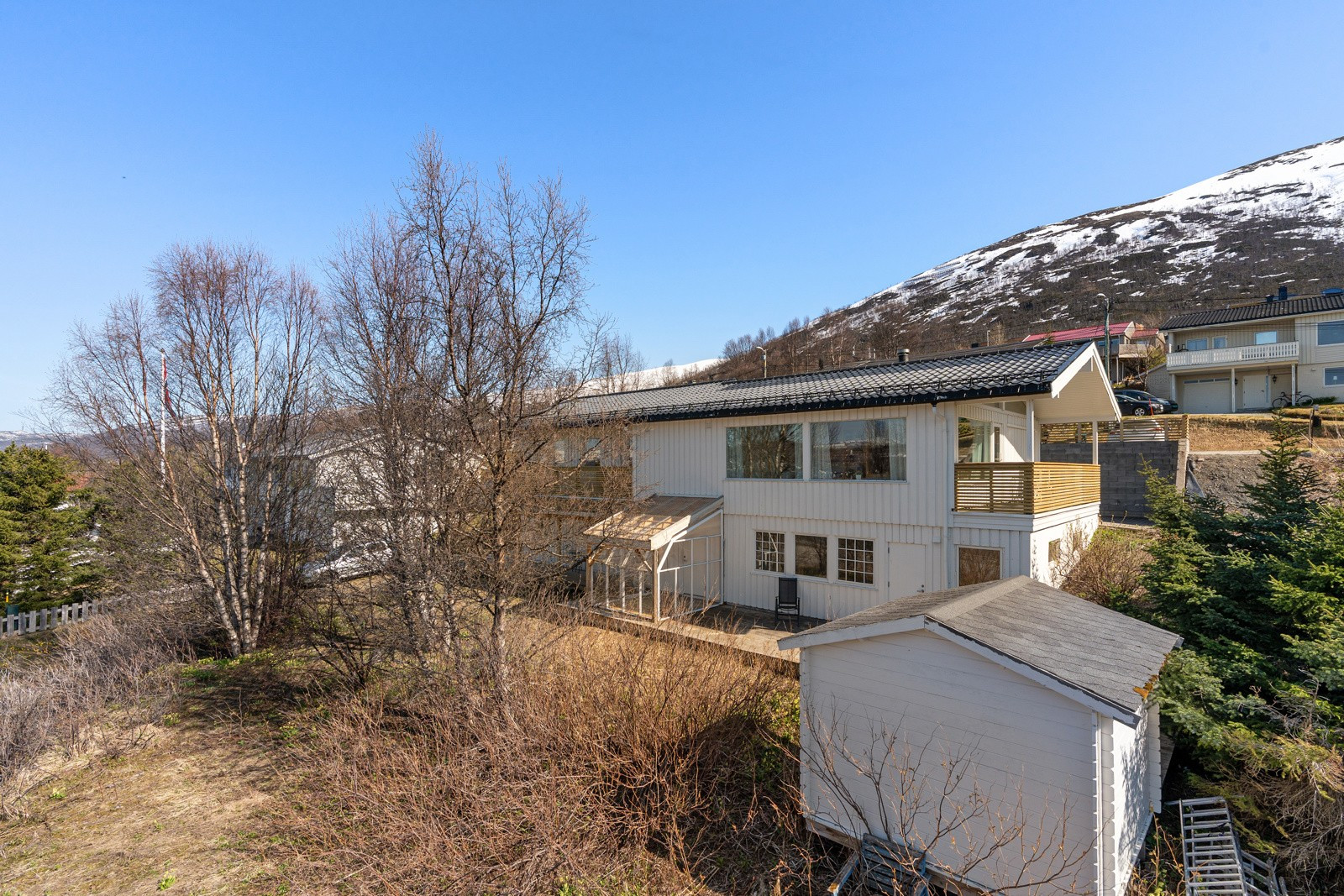Stille og barnevennlig område, kort vei til både skole, barnehager, dagligvare, turstier og gode bussforbindelser.