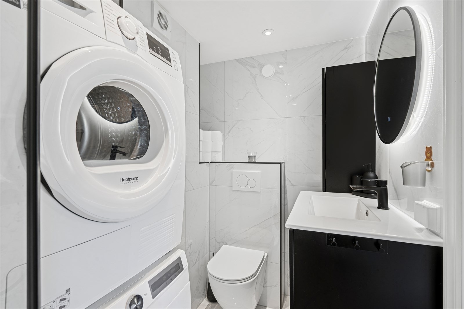 Leiligheten har to lekre bad - begge totalrenovert i 2022 med moderne materialvalg og gjennomtenkt design. Galleribilde