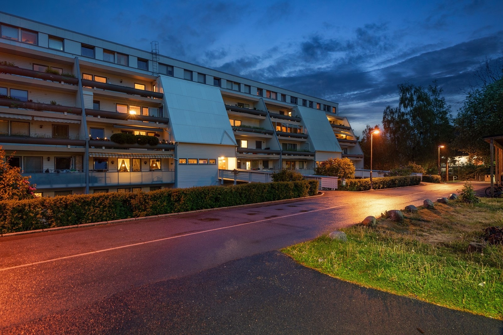 Vestlisvingen 104 ligger i et populært boligområde på Vestli. Med gangavstand til en rekke fasiliteter som barnehage, skoler, offentlig kommunikasjon, daglig servicetilbud og marka med flotte turstier. Galleribilde