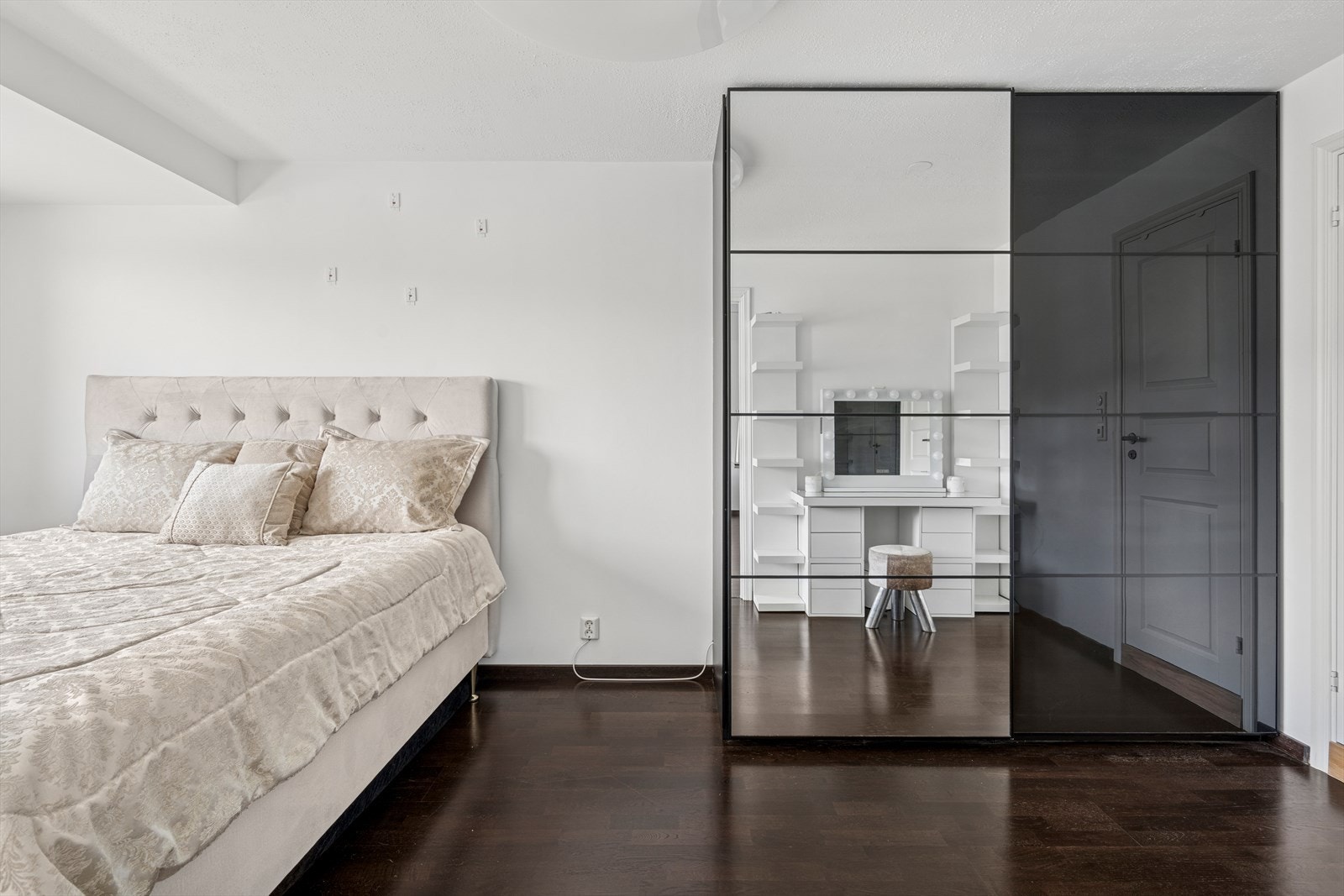 Romslig soverom med skyvedørsgarderobe og god plass til diverse møblement. Galleribilde