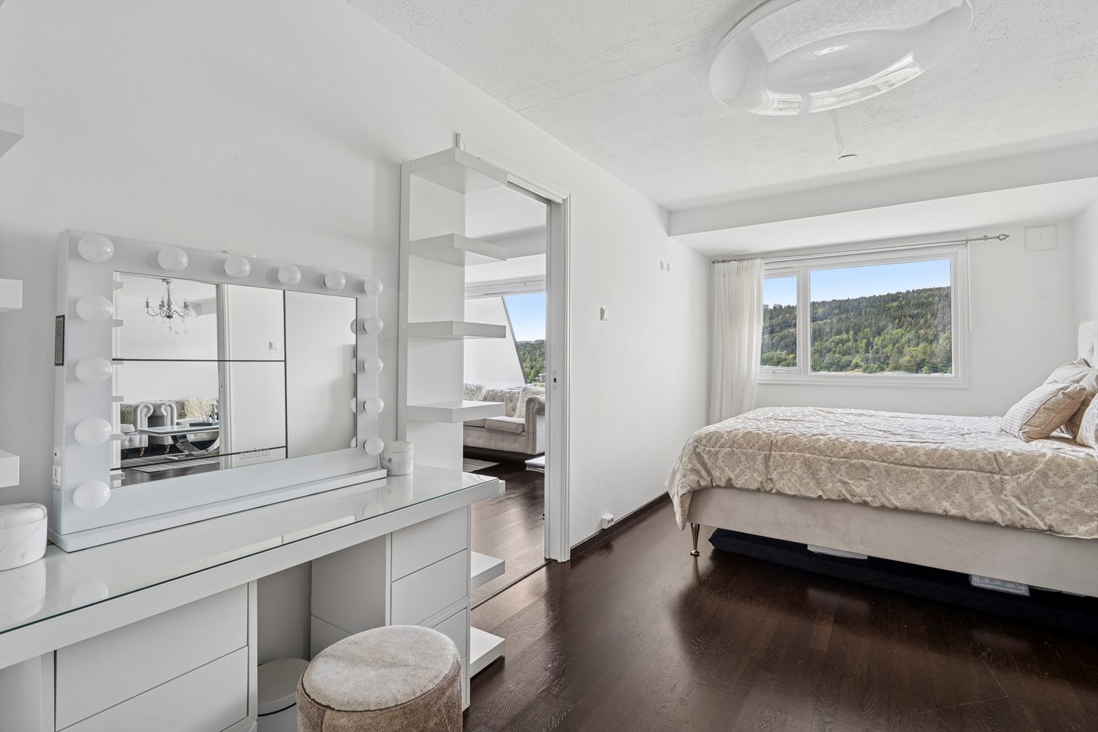 Leiligheten har tre lyse og innbydende soverom, hvor hovedsoverommet fremstår som et romslig master bedroom. Galleribilde