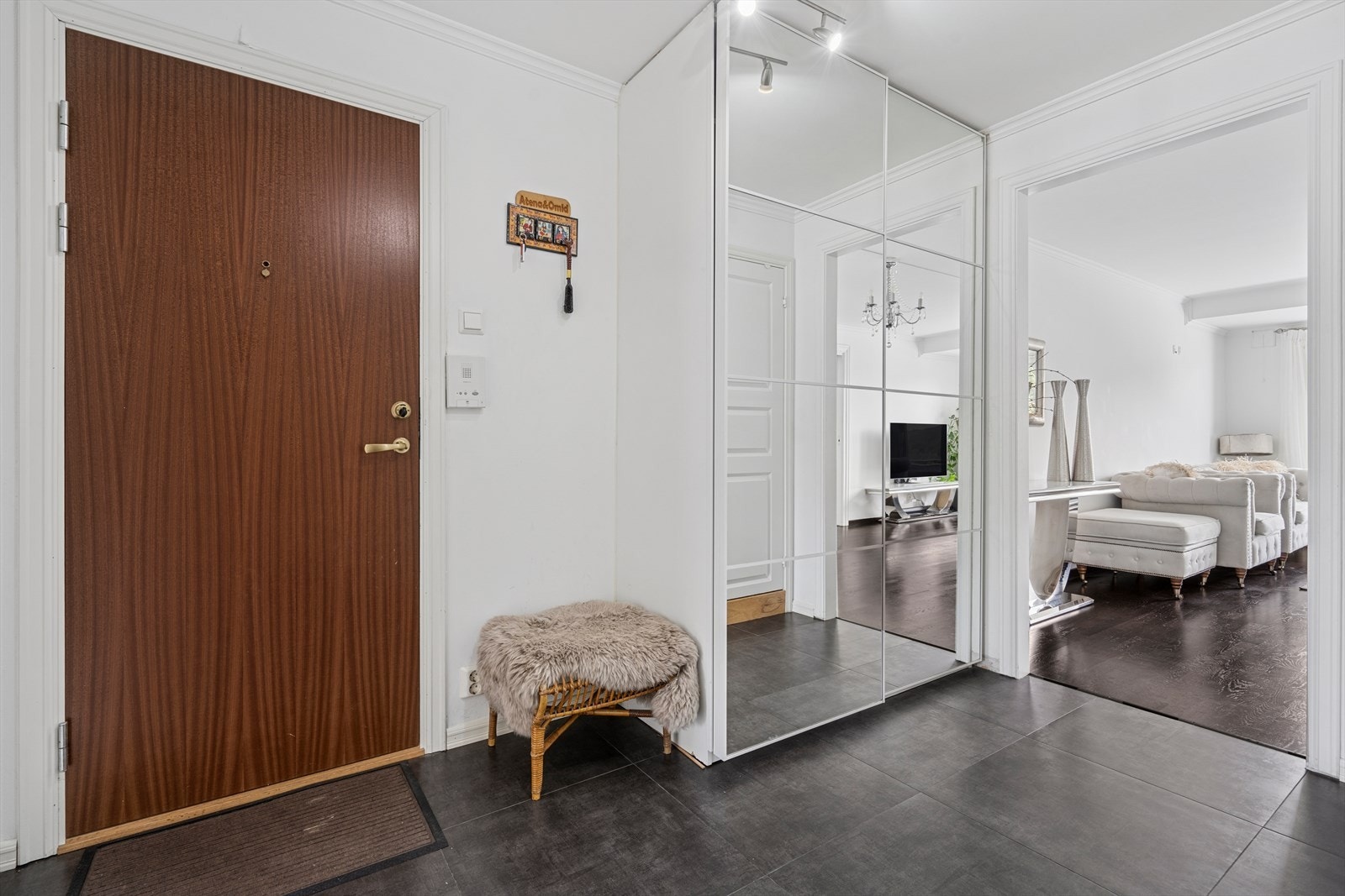 Skyvedørsgarderobe med speilfronter gir rikelig med oppbevaringsplass samtidig som den bidrar til en luftig romfølelse. Galleribilde