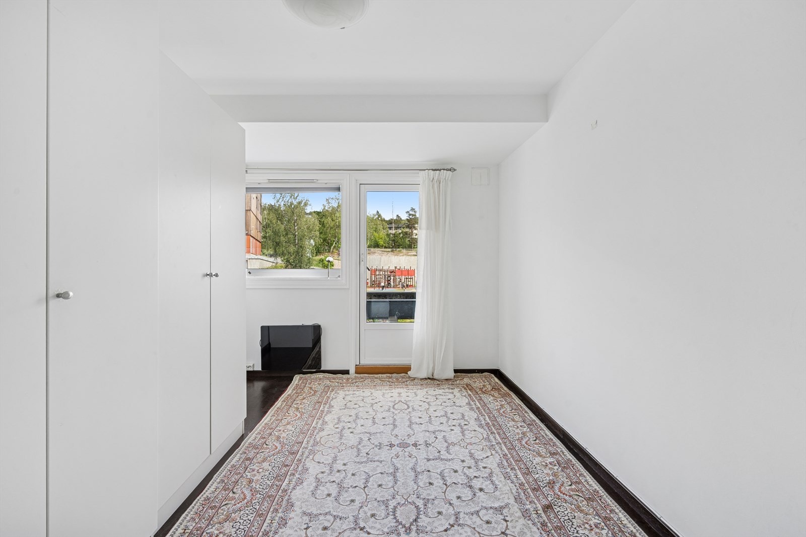 De øvrige soverommene er fleksible og egner seg godt som barnerom, gjesterom eller hjemmekontor, med fine lysforhold og nøytrale overflater. Galleribilde