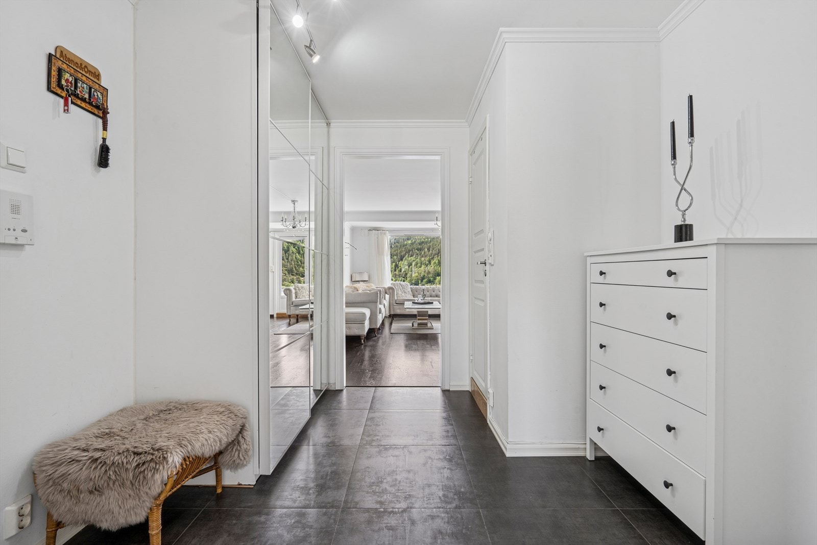 Velkommen inn i en lys og romslig entré som gir et godt førsteinntrykk. Her møtes du av moderne overflater. Flislagt gulv og god plass til både garderobeløsning og skohylle. Galleribilde