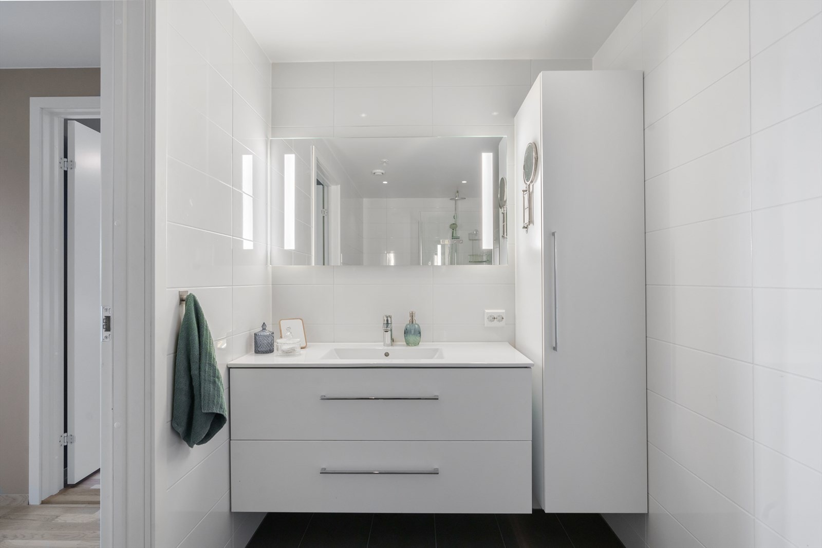 Pent baderomsmøblement og speil med god belysning Galleribilde