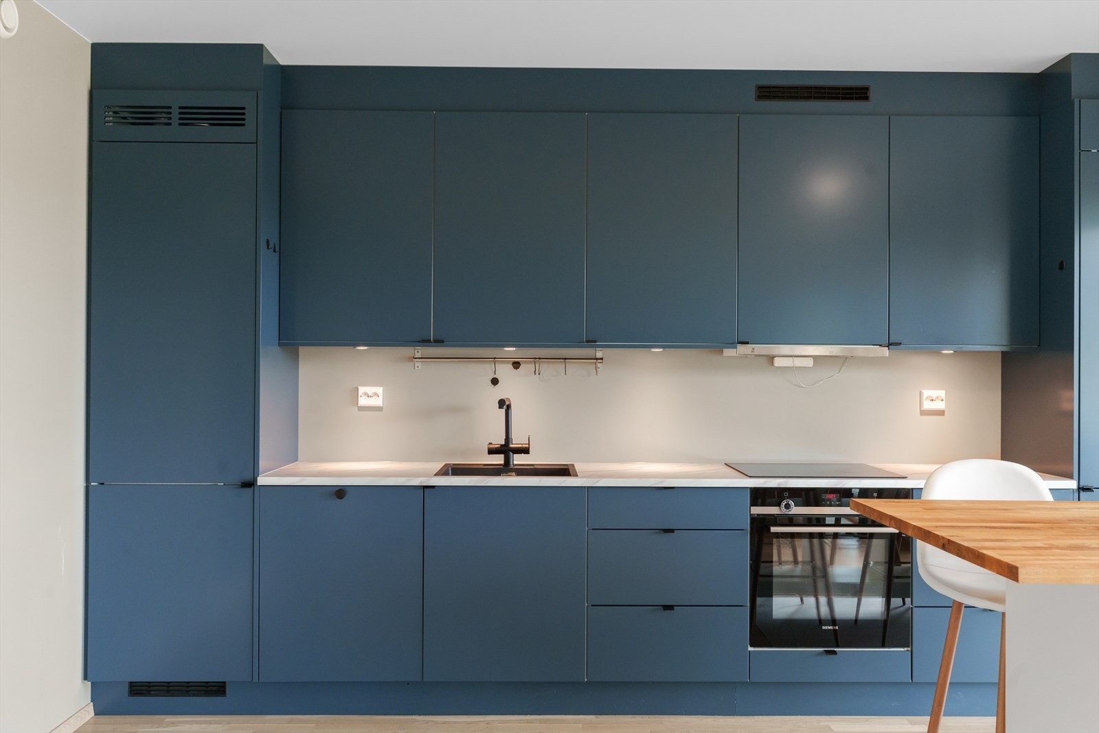 Delikat og innbydende kjøkken fra Knapphus kjøkken, med integrerte hvitevarer Galleribilde