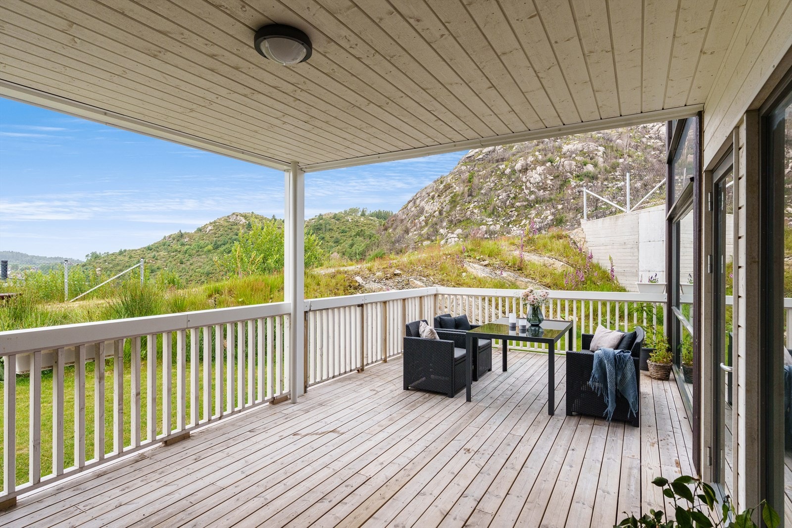 Romslig terrasse med gode solforhold, oppgradert med rekkverk Galleribilde