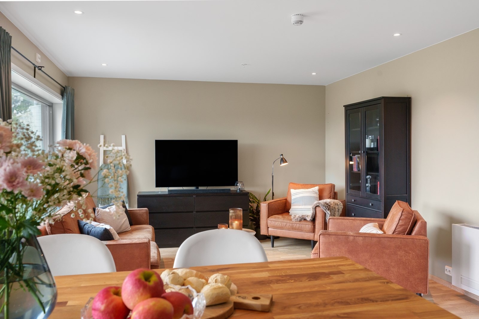 Praktisk kjøkkenøy som gir deg muligheten til å underholde dine gjester under matlaging Galleribilde