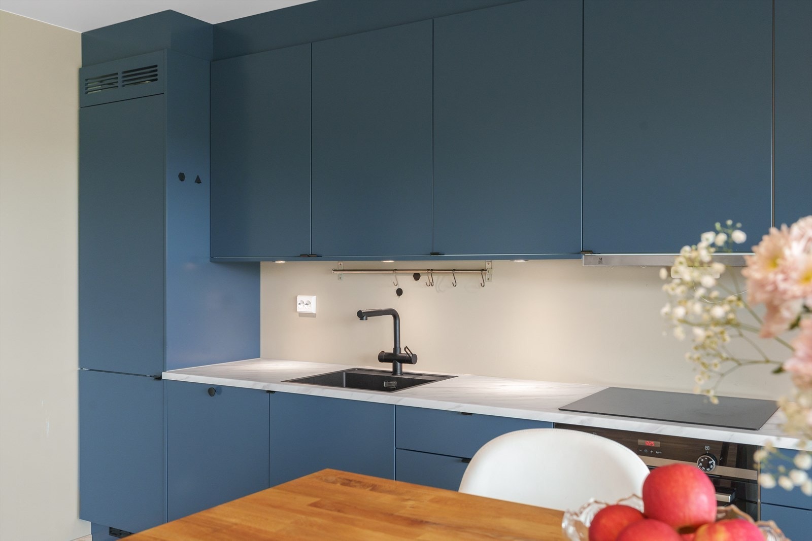 Gode oppbevaringsmuligheter i skuffer og skap Galleribilde