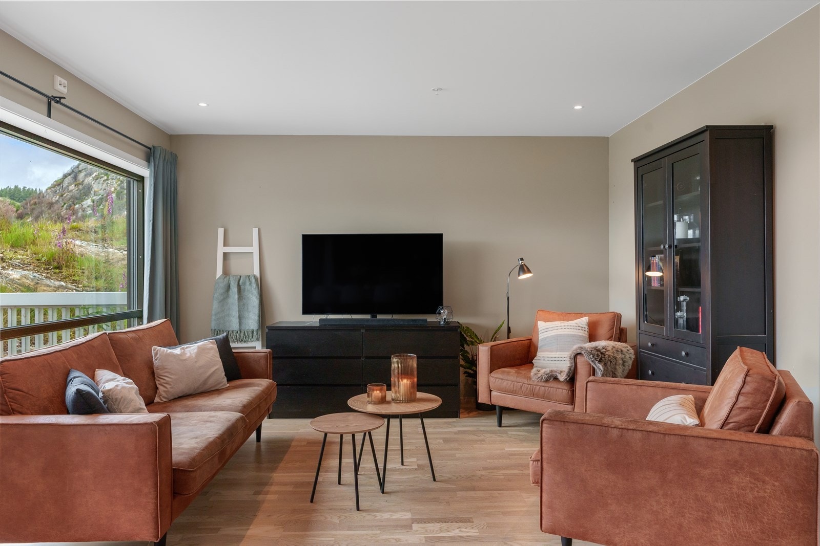 Stue med gode møbleringsmuligheter, store vindusflater som gir godt med naturlig lys Galleribilde