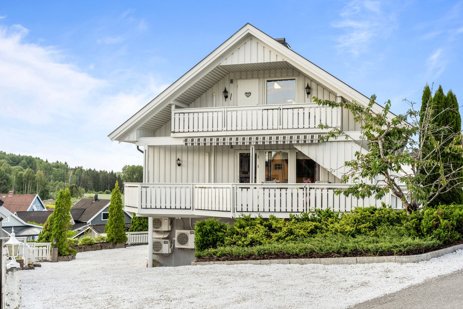Fra gårdsplassen på forsiden av boligen har man vei ned til baksiden av boligen med tilgang til utleiedelen Galleribilde