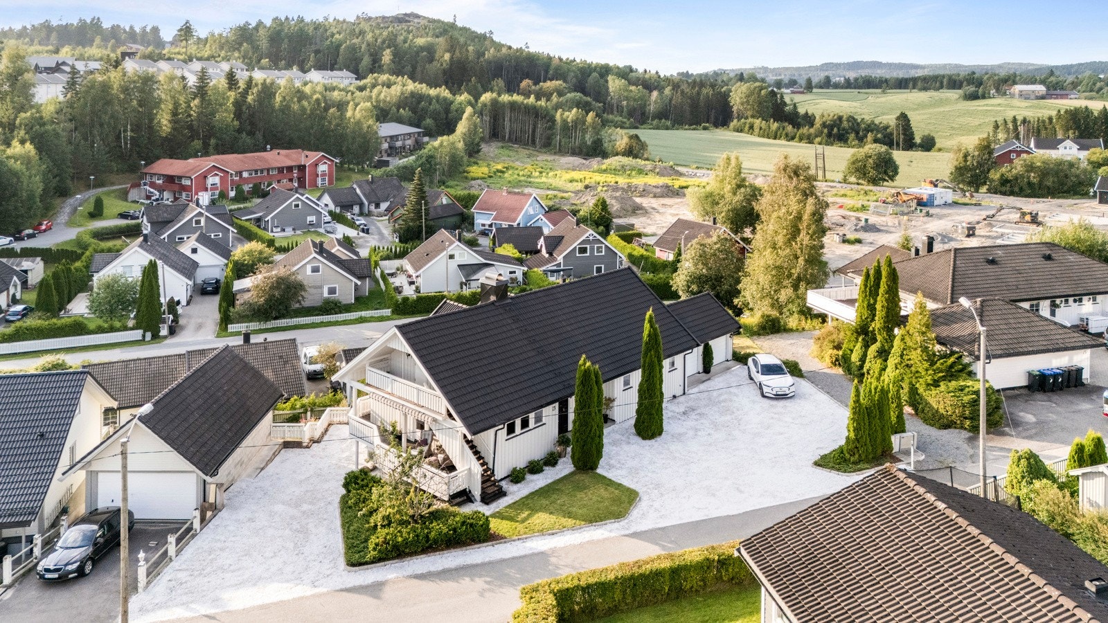 Stor og innholdsrik villa med herlig beliggenhet på høydedrag Galleribilde