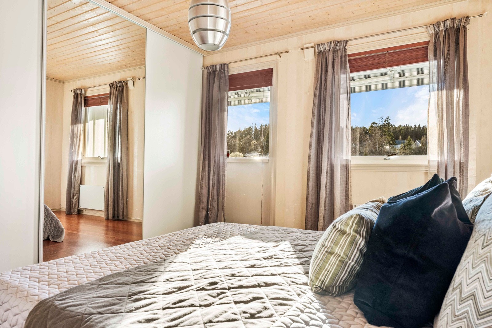 Soverommet har større skyvedørsgarderobe og her kan man våkne opp til utsikten hver dag Galleribilde