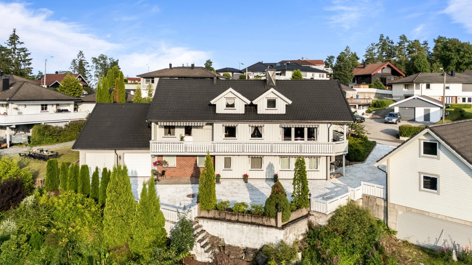 Haukveien 13 er en innholdsrik bolig med pent opparbeidet uteareal, hoveddel, utleieenhet i kjeller og hybel i boligens 2.etasje Galleribilde