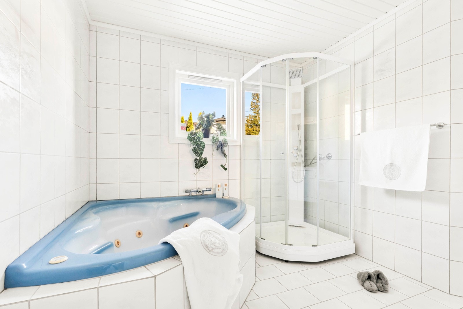 Stort og flislagt baderom med varmekabler. Det er en stor og god dusjsone og eget boblebad Galleribilde