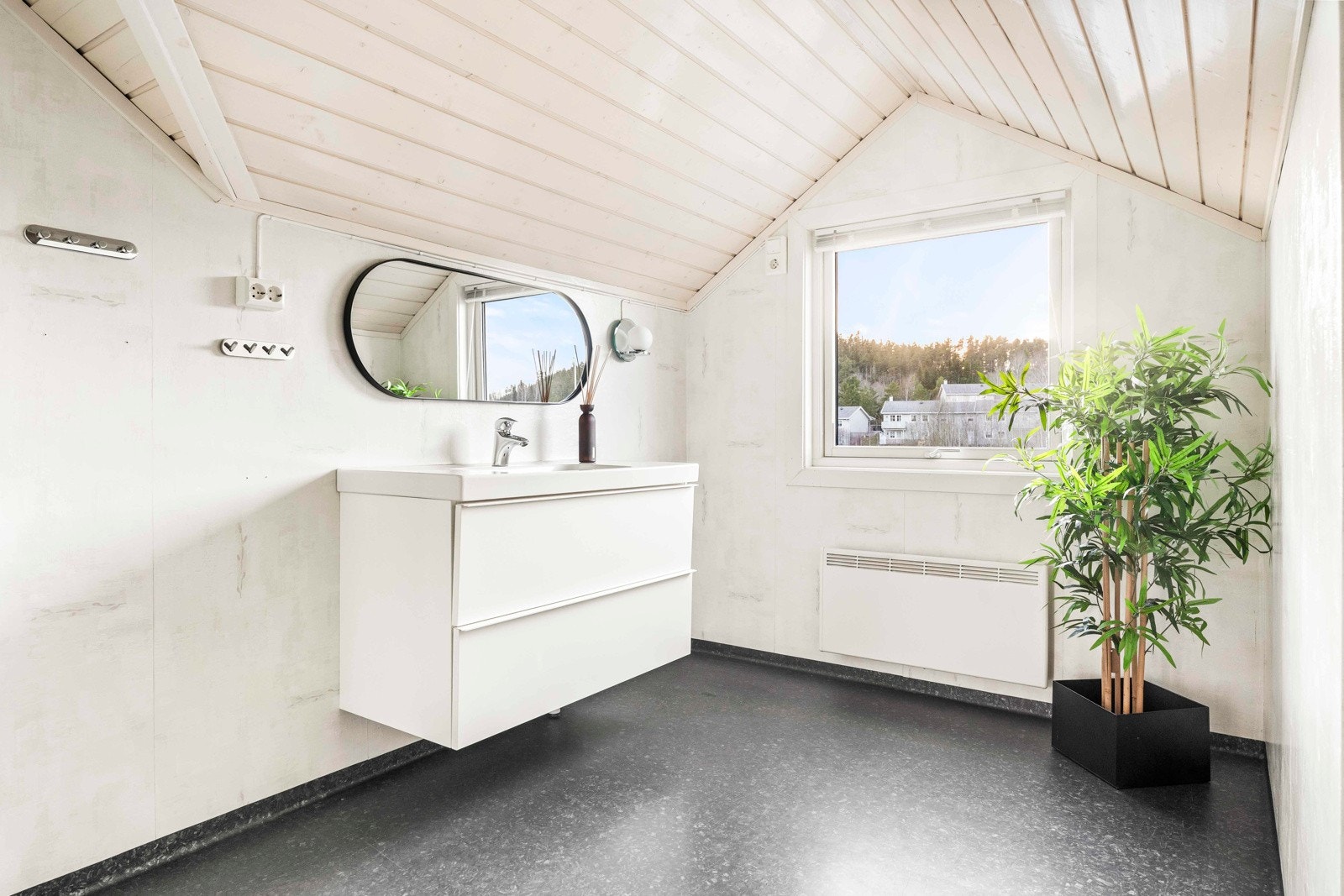 Hybel: Pent og romslig baderom med opplegg for vaskemaskin Galleribilde